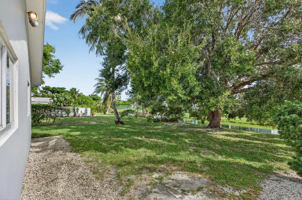 2421 NW 114th Avenue Coral Springs, FL 33065