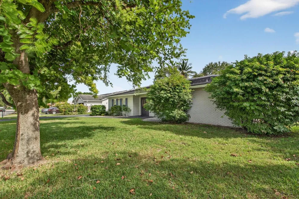 2421 NW 114th Avenue Coral Springs, FL 33065