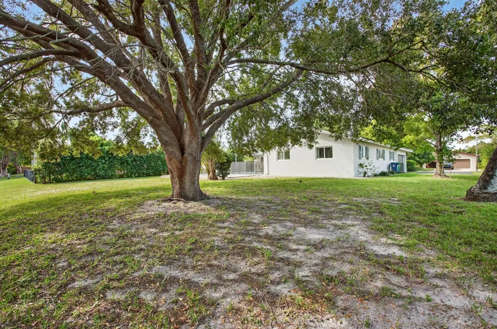2421 NW 114th Avenue Coral Springs, FL 33065