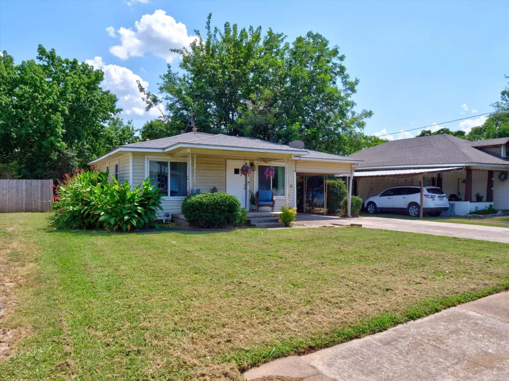 626 E South Street Whitesboro, TX 76273
