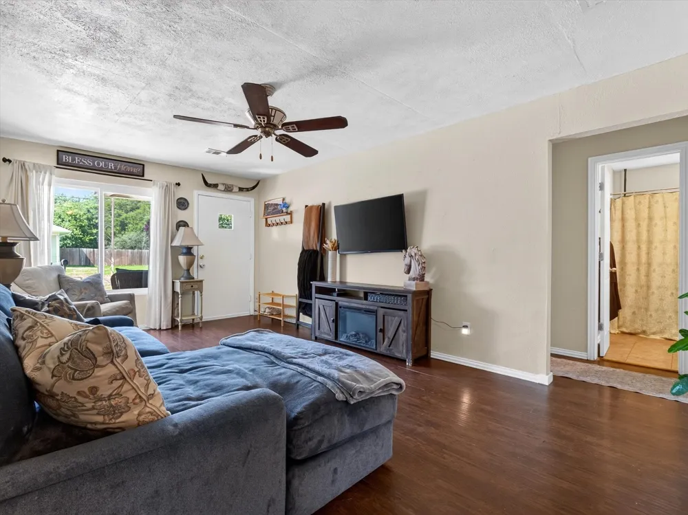 626 E South Street Whitesboro, TX 76273