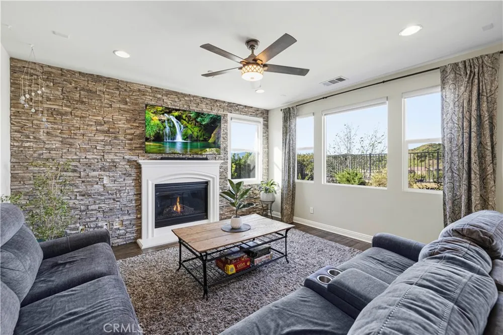 28417 Steel Valencia, CA 91354