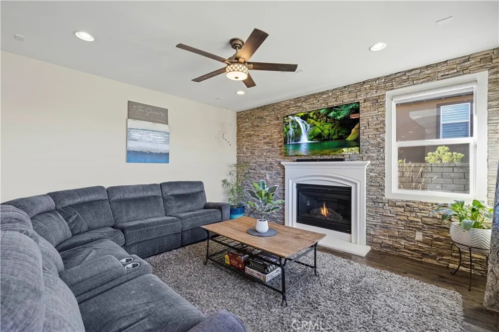 28417 Steel Valencia, CA 91354