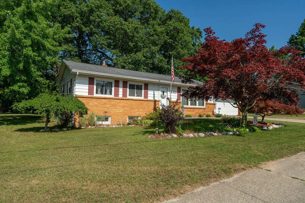 2535 Powers Avenue NW Walker City, MI 49544