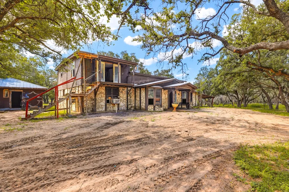 339 Shady Oaks Drive Floresville, TX 78114
