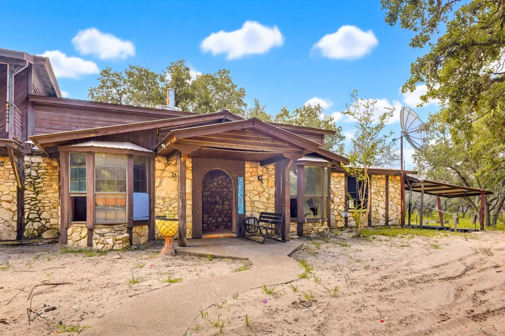 339 Shady Oaks Drive Floresville, TX 78114