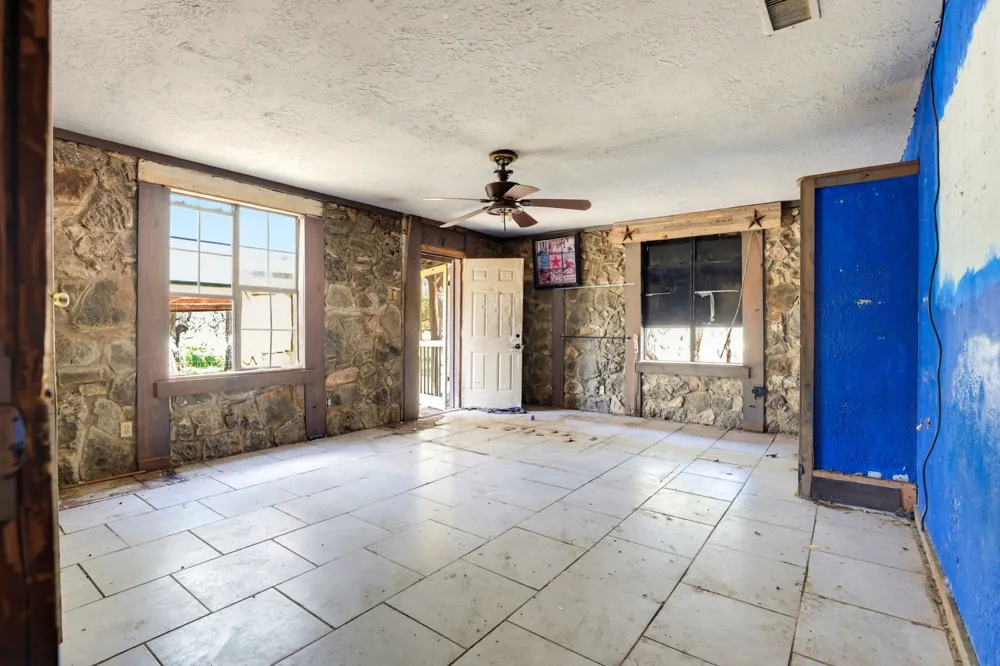 339 Shady Oaks Drive Floresville, TX 78114