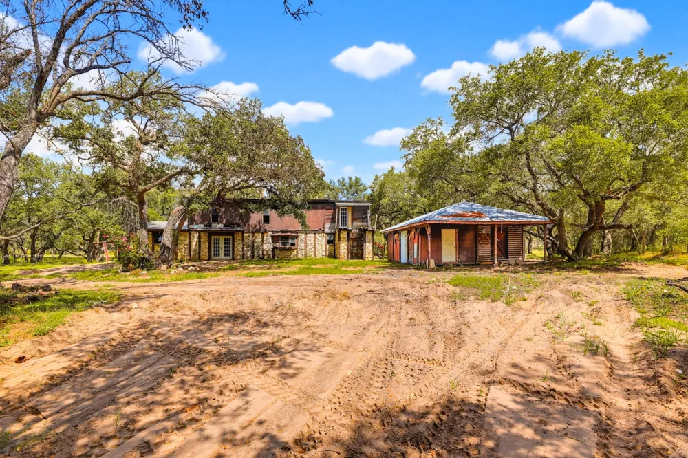 339 Shady Oaks Drive Floresville, TX 78114