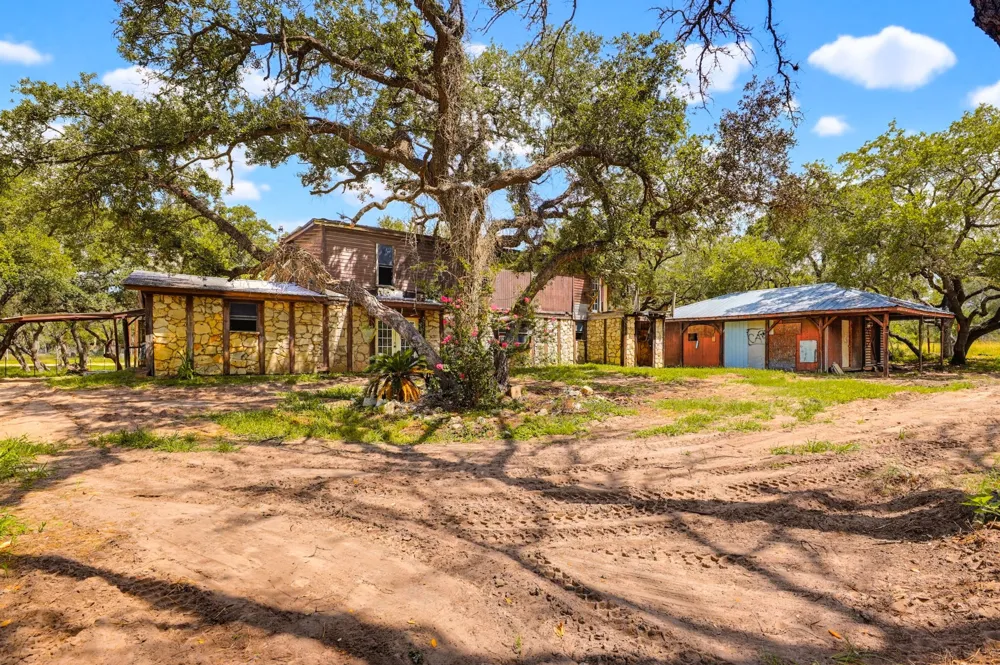 339 Shady Oaks Drive Floresville, TX 78114