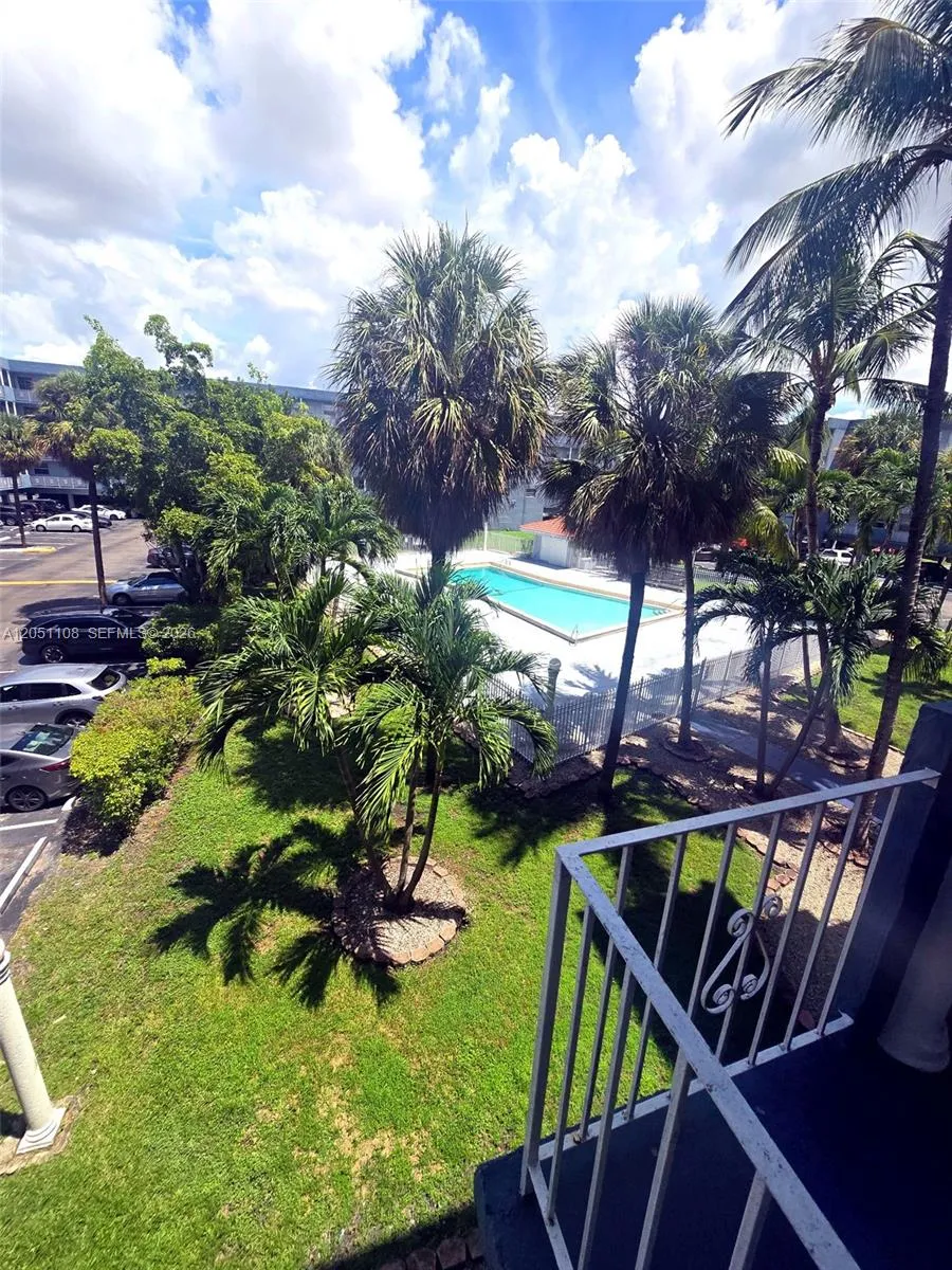 1655 W 44th Pl #304 Hialeah, FL 33012
