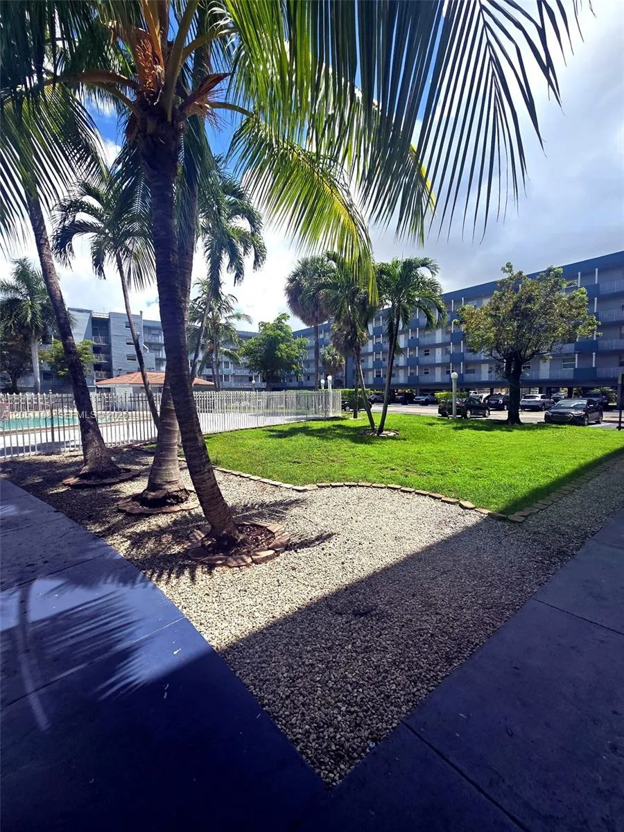 1655 W 44th Pl #304 Hialeah, FL 33012