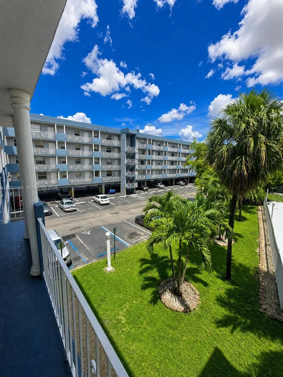 1655 W 44th Pl #304 Hialeah, FL 33012
