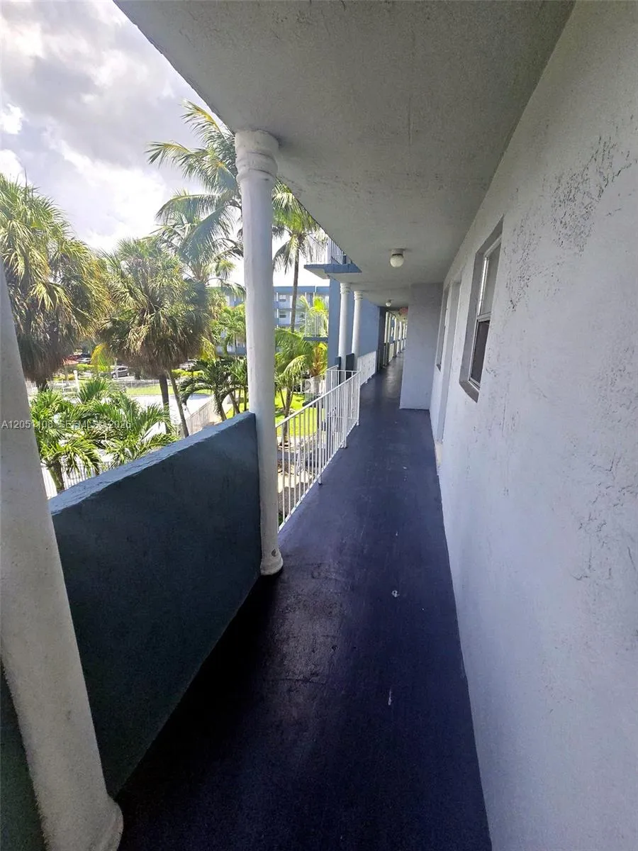 1655 W 44th Pl #304 Hialeah, FL 33012