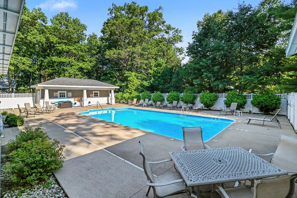 20 Kenneth Street Pentwater, MI 49449