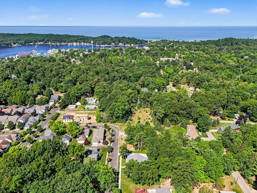 20 Kenneth Street Pentwater, MI 49449