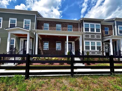 104 Ireton Aly