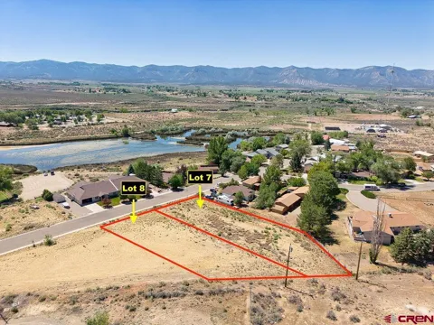 8 Lakeside Drive