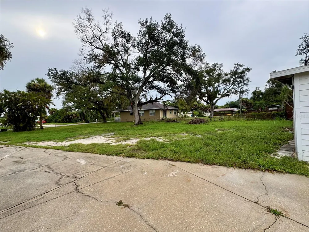 812 TROPICAL DRIVE Bradenton, FL 34208