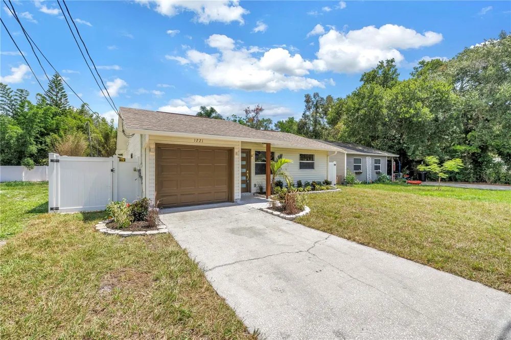 1221 36TH TERRACE St Petersburg, FL 33704