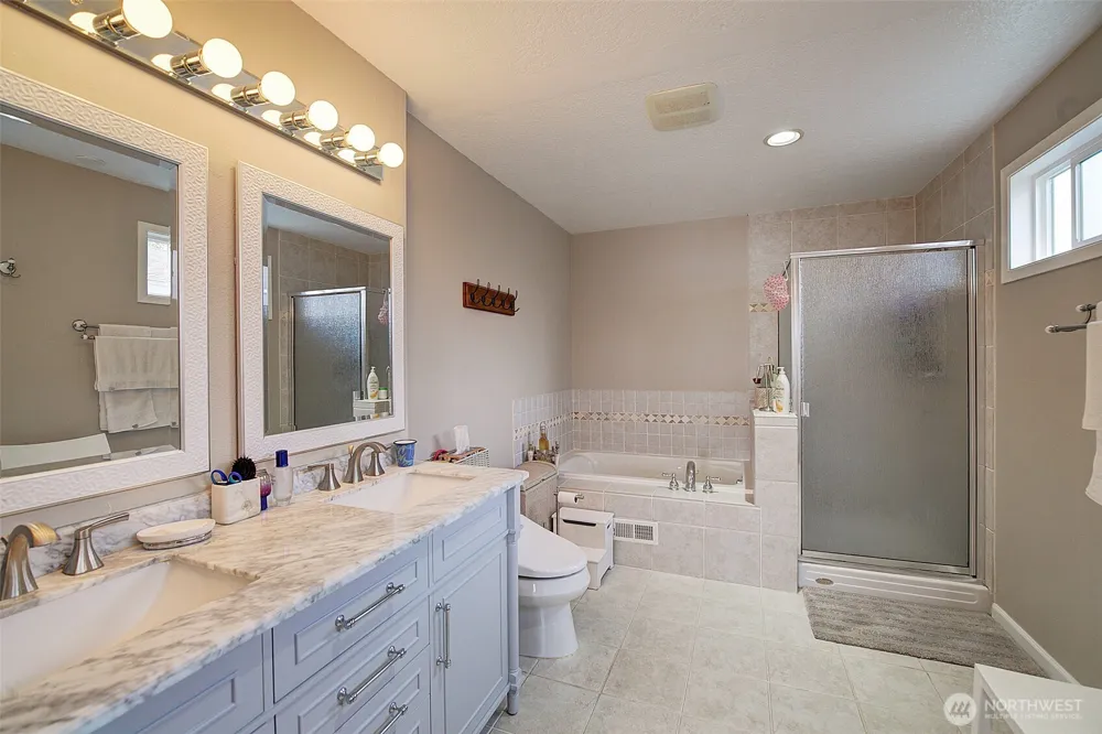 14820 39th Avenue NE Lake Forest Park, WA 98155