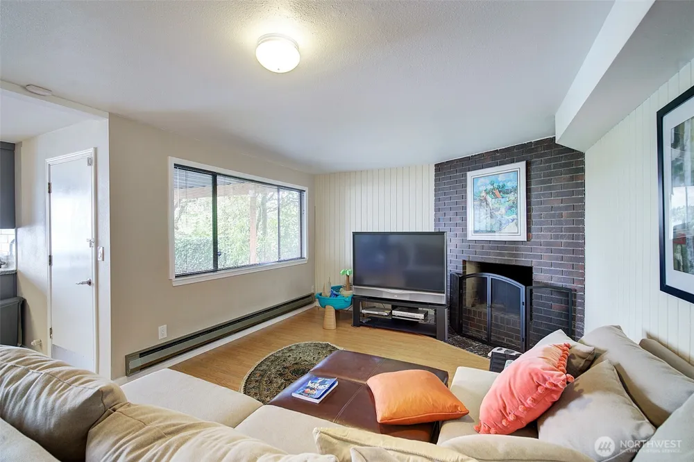 14820 39th Avenue NE Lake Forest Park, WA 98155