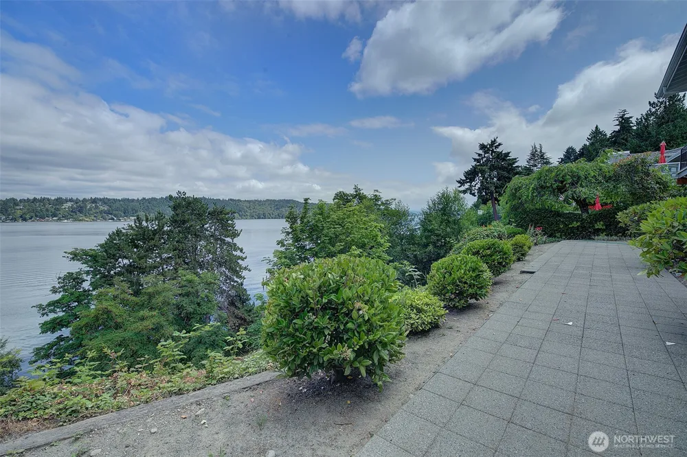 14820 39th Avenue NE Lake Forest Park, WA 98155
