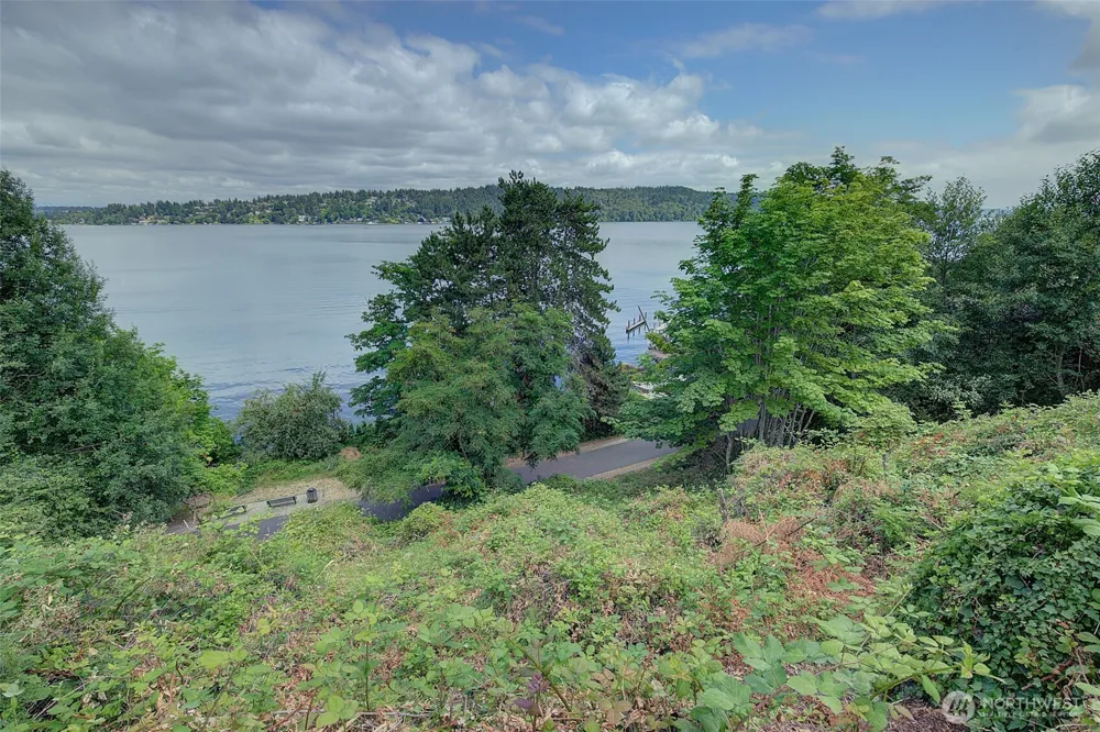 14820 39th Avenue NE Lake Forest Park, WA 98155