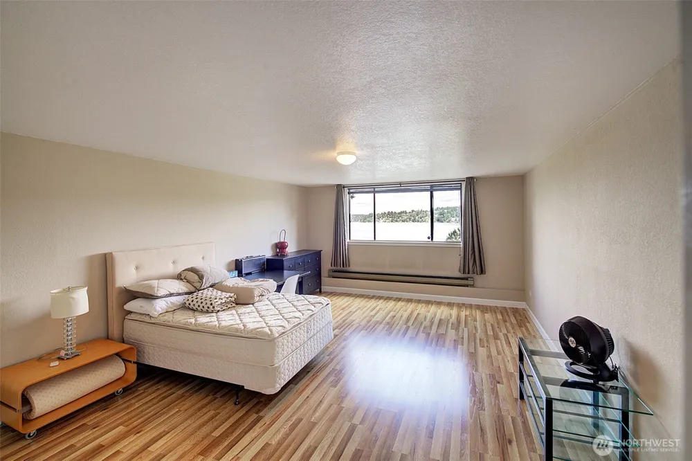14820 39th Avenue NE Lake Forest Park, WA 98155