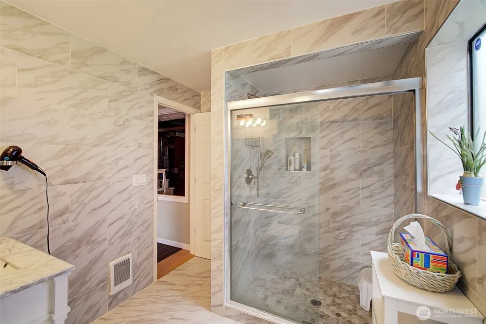 14820 39th Avenue NE Lake Forest Park, WA 98155