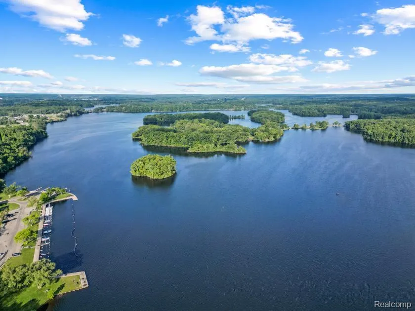 2704 Crystal Lake Drive Commerce Charter Township, MI 48382