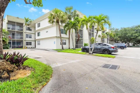 4215 University Dr #305