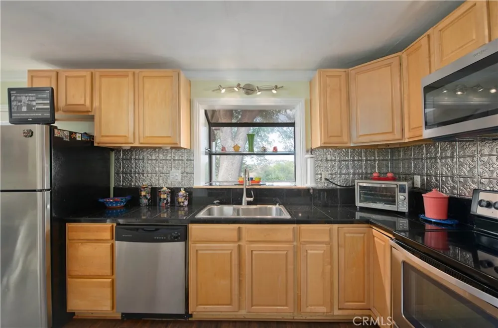 9516 Dennis Chatsworth, CA 91311