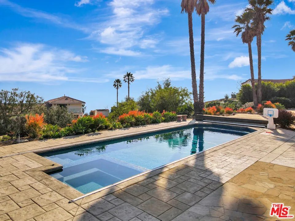 27425 Calicut Road Malibu, CA 90265