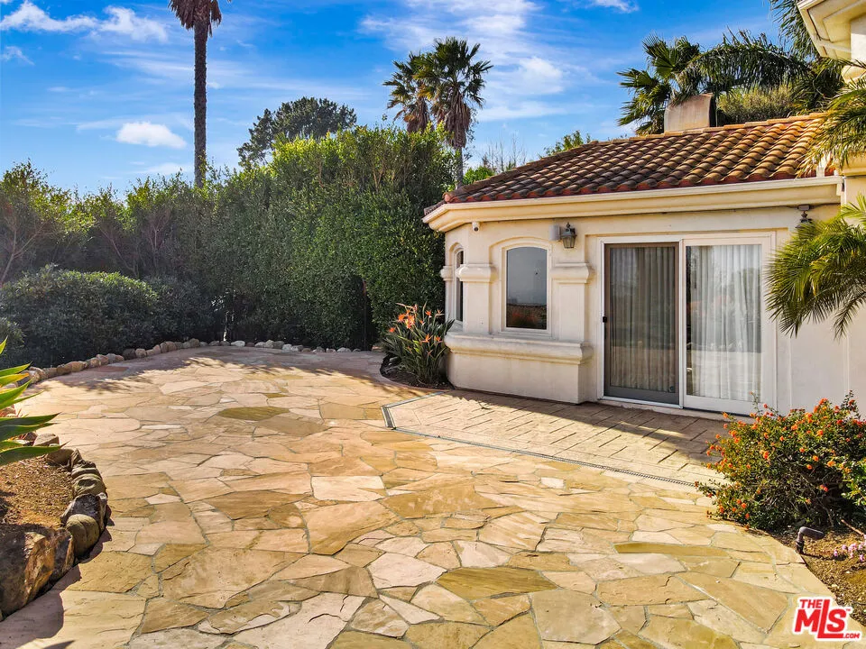 27425 Calicut Road Malibu, CA 90265