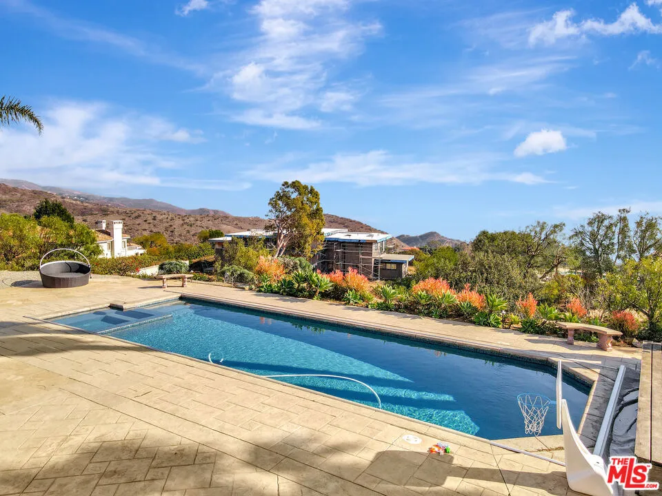 27425 Calicut Road Malibu, CA 90265