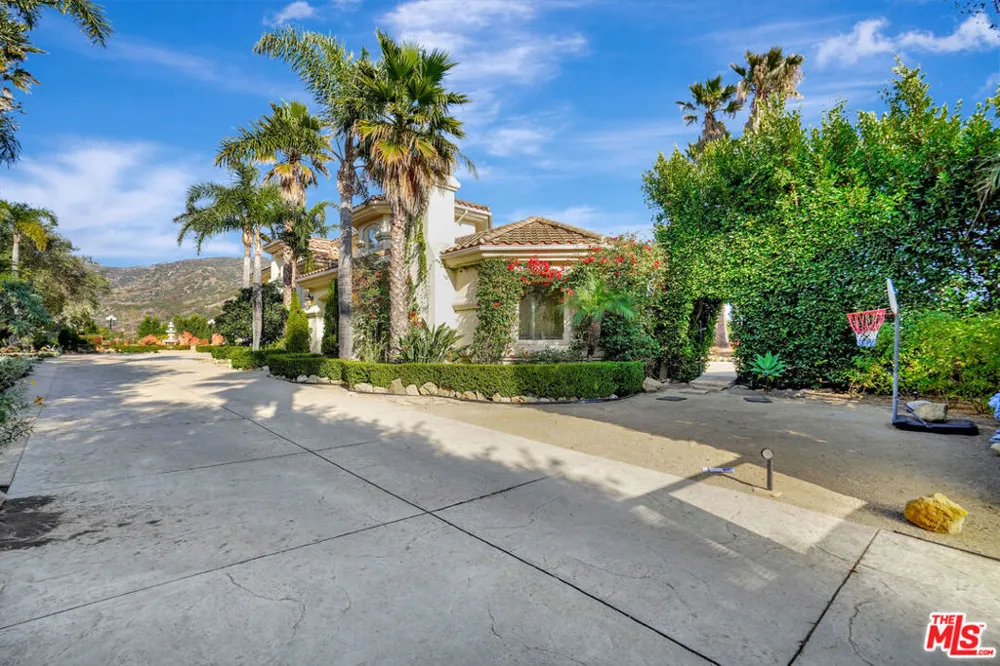 27425 Calicut Road Malibu, CA 90265