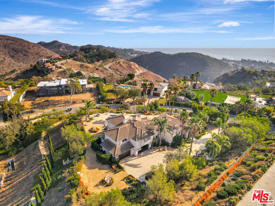 27425 Calicut Road Malibu, CA 90265