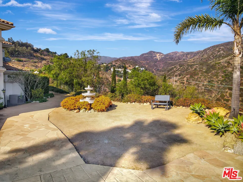 27425 Calicut Road Malibu, CA 90265