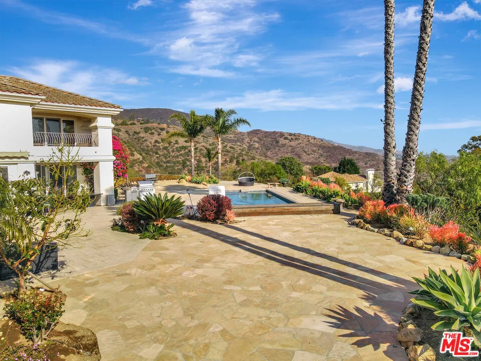 27425 Calicut Road Malibu, CA 90265