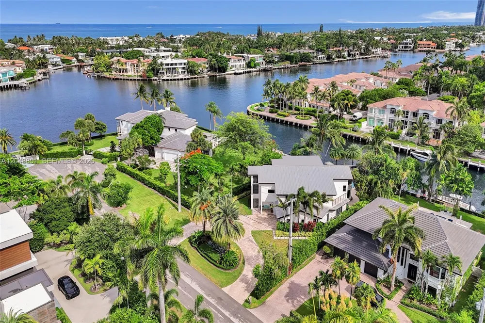 113 Holiday Dr Hallandale Beach, FL 33009