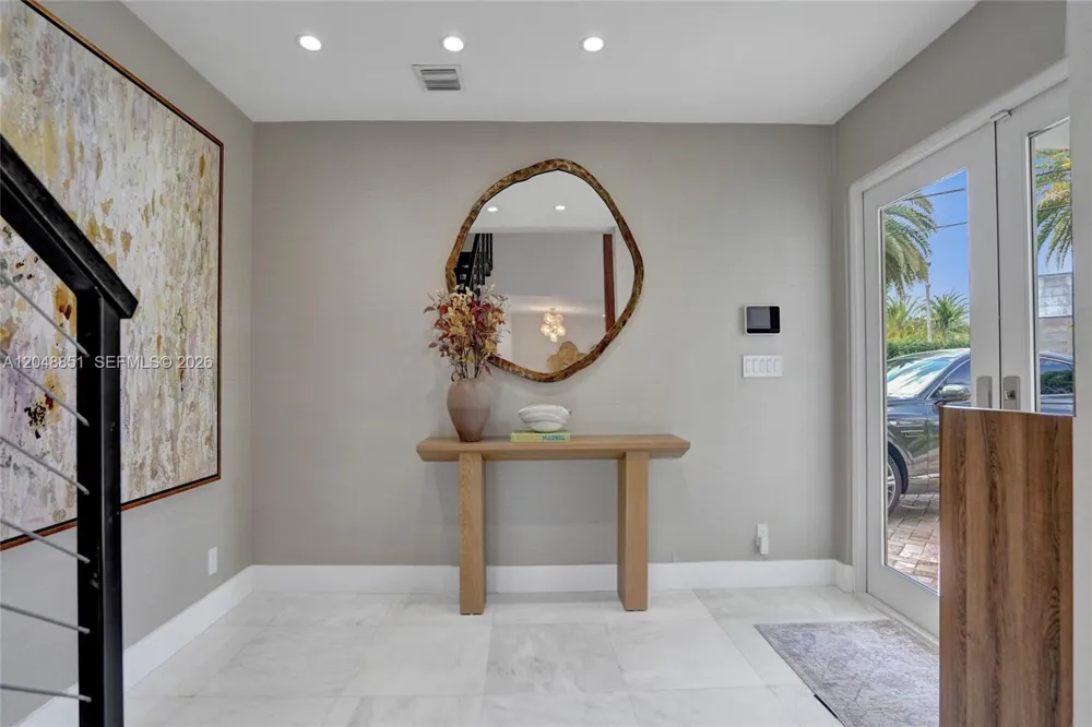 113 Holiday Dr Hallandale Beach, FL 33009