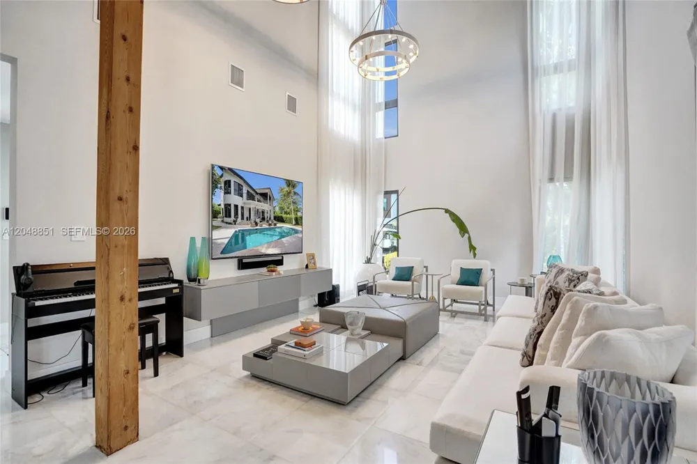 113 Holiday Dr Hallandale Beach, FL 33009
