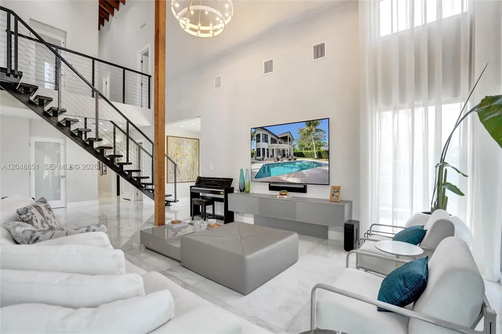 113 Holiday Dr Hallandale Beach, FL 33009