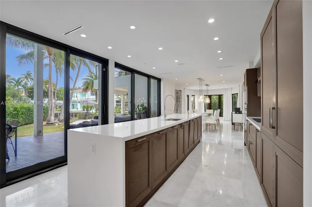 113 Holiday Dr Hallandale Beach, FL 33009