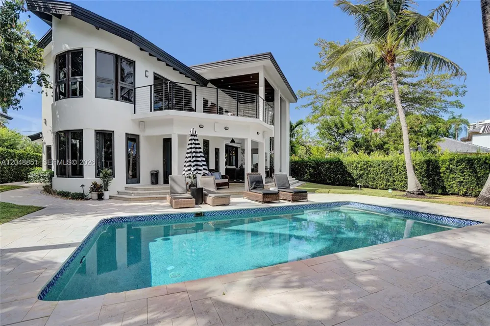 113 Holiday Dr Hallandale Beach, FL 33009