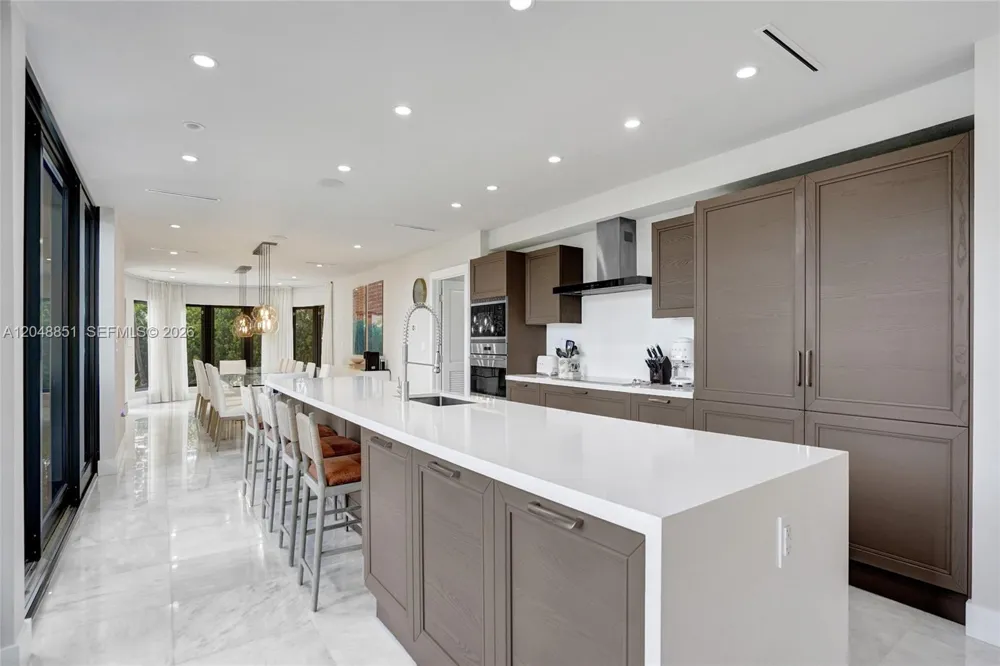 113 Holiday Dr Hallandale Beach, FL 33009