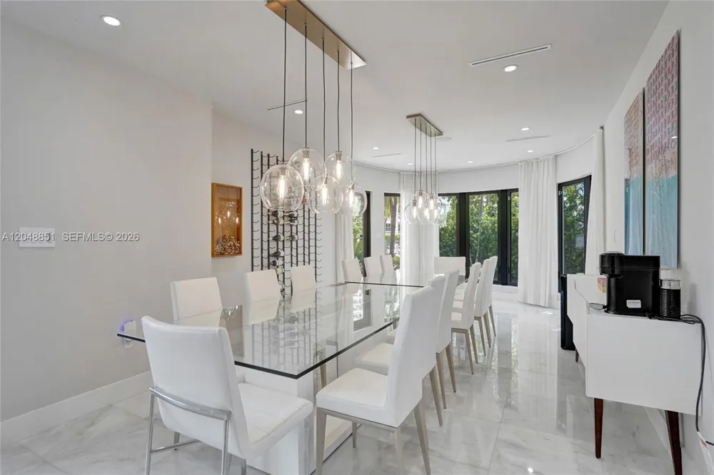 113 Holiday Dr Hallandale Beach, FL 33009