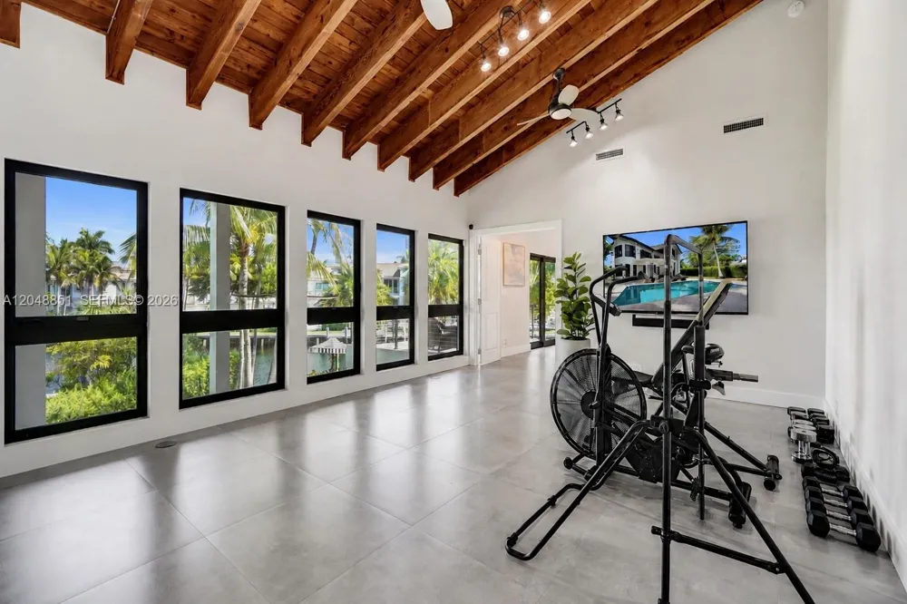 113 Holiday Dr Hallandale Beach, FL 33009