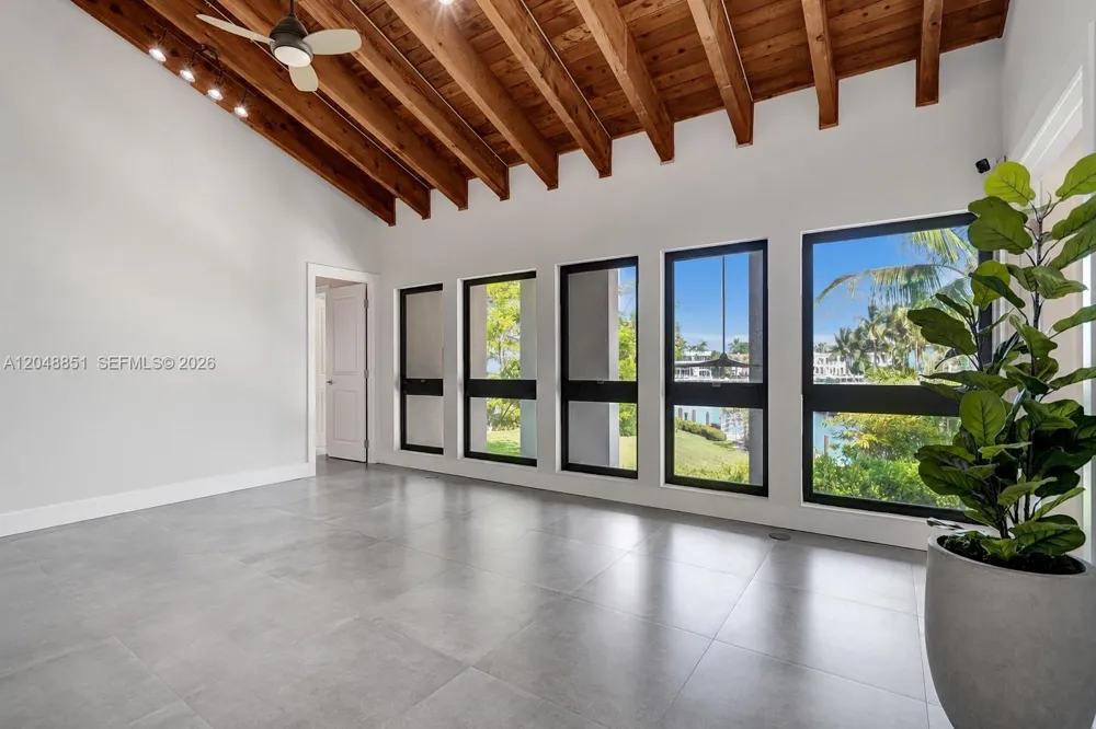 113 Holiday Dr Hallandale Beach, FL 33009