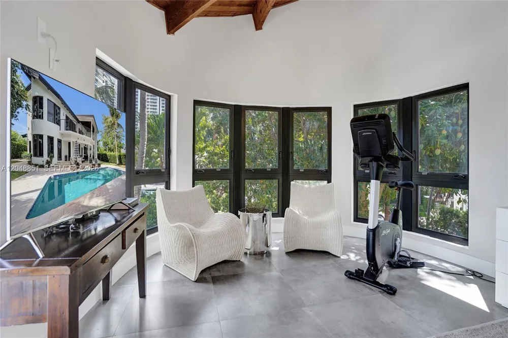 113 Holiday Dr Hallandale Beach, FL 33009